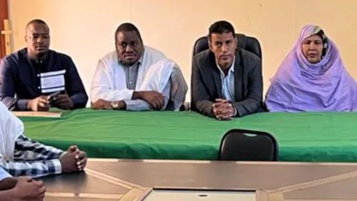 لعيون