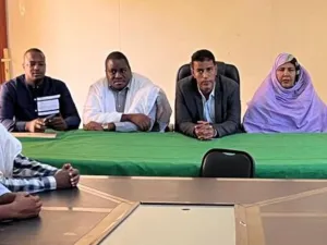 لعيون